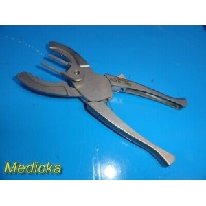 https://www.themedicka.com/16065-184294-thickbox/stelkast-orthopedic-globus-medical-sc2438-patella-clamp-knee-surgery-inst30232.jpg